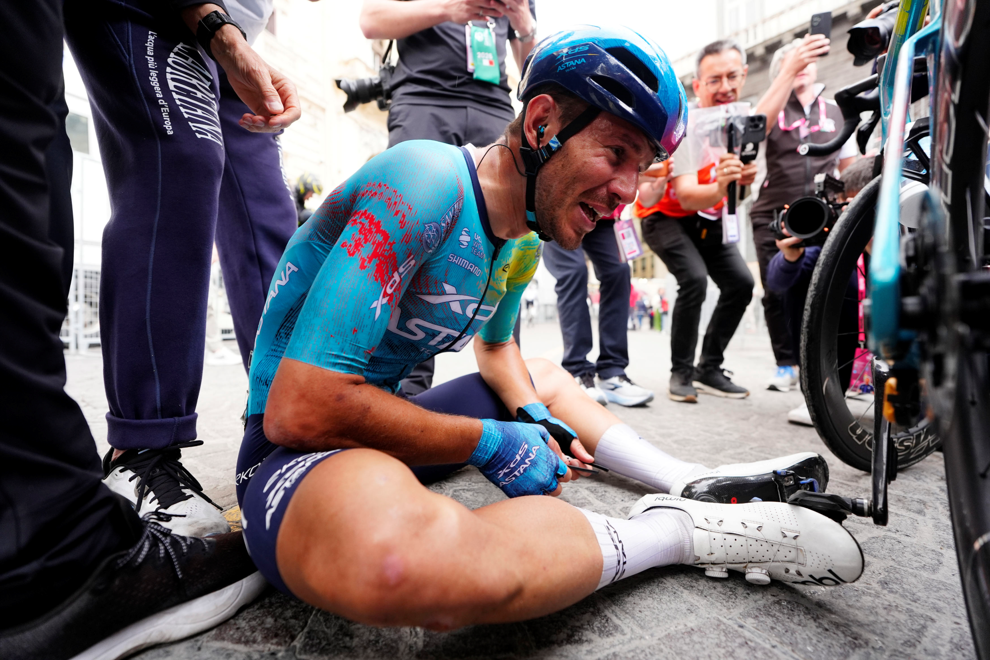 Napoli – Il Presidente Federale Cordiano Dagnoni applaude Davide Ballerini vincitore della 6° Tappa del 109° Giro D’Italia, prima vittoria Italiana in questo “Giro”