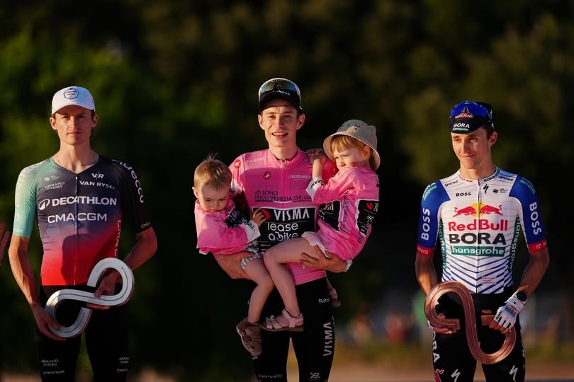 Roma – Jonas Vingegaard (Team Visma Lease a Bike) e Jonathan Milan (Lidl-Trek) festeggiano a Roma