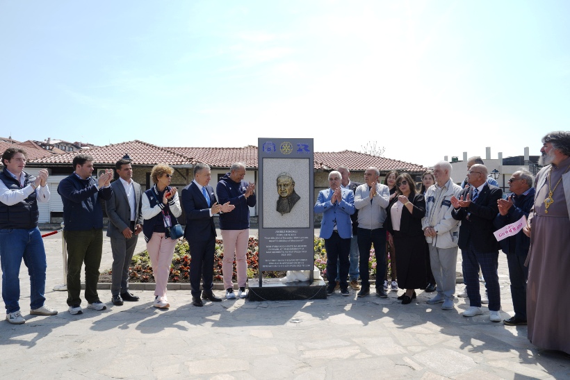Nessebar (Bulgaria) – Ore 14,03 : E’ partito il 109° Giro D’Italia con 184 corridori in gruppo verso l’arrivo di Burgas dopo km 147 – Prima del via commemorato Papa Giovanni XXIII dal 1925 al 1934 Visitatore Apostolico della Santa Sede in queste Terre