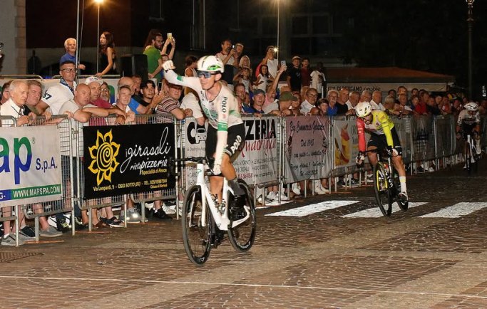 Osio Sotto (Bergamo) – Ciclismo Elite-U23 Sotto le Stelle : Kevin Bertoncelli (SC Padovani-Polo Cherry Bank) su Andrea Biancalani (Beltrami TSA Tre Colli)