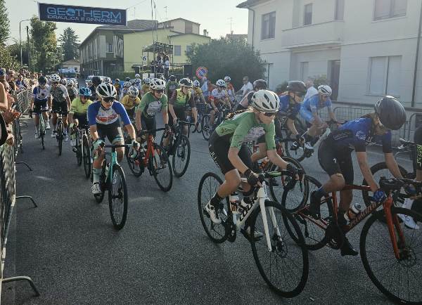 Castellucchio (Mantova) – Nel ricordo del Grande Lido Baracca il Ciclismo Femminile Donne Esordienti e Allieve lo onorano a Castellucchio – Fotoservizio di Paolo Biondo