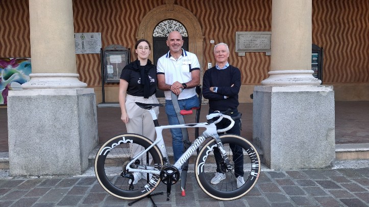 Lainate (Milano) – Con la bici da corsa il Campione Paralimpico Andrea De Crescenzi alla conquista del “Record sulle 24 ore” pedalando sulla Pista di Lainate